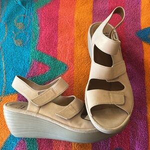 Clarks collection soft cushion Sandals tan suede size 9 1/2 Velcro wedge
